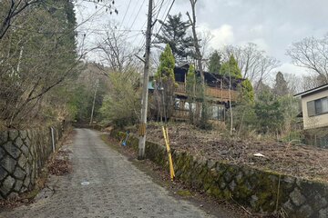 警察が捜索する現場の道