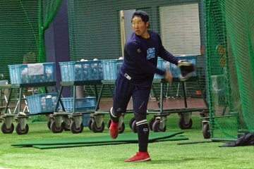 キャッチボールする広島・石原