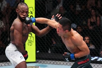 マネル・ケイプ(左)にパンチをヒットさせた堀口恭司(c)Zuffa LLC/UFC