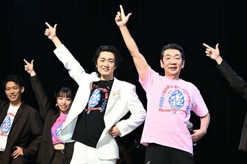 一緒にポーズを決める真田ナオキと宮根誠司