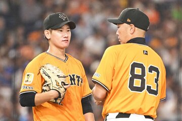 ６回に阿部監督(右)から直接、交代を告げられた巨人の先発・井上温大