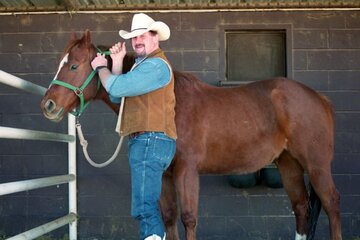 牧場を案内したテリー・ファンクさん（１９９７年）