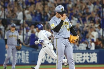 ８回、宮﨑（中央）に痛恨の２ランを浴びた阪神・石井（右）