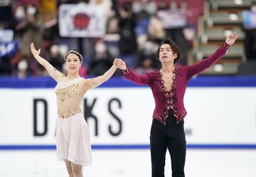  演技を終えて拍手にこたえる村元哉中、高橋大輔組（代表撮影）