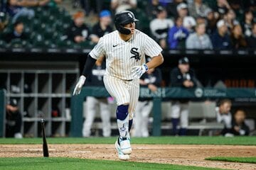 ８回、右前打で出塁した村上（ロイター）