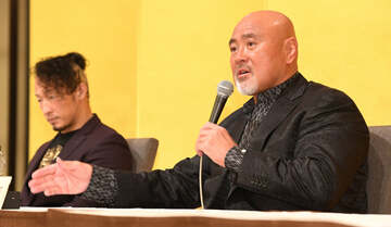  会見で長期離脱を発表した武藤敬司、左は丸藤（東スポWeb）