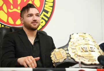 一夜明け会見を行ったカラム・ニューマン