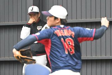 山本由伸の投球を見つめる栗山監督