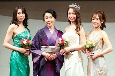 グランプリの金子満帆さん（右から２人目）。左から２人目がＪＣＡ代表理事を務める田島美和