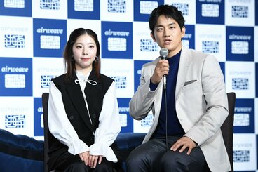 エアウィーヴ社の新商品発表会に出席した三浦璃来(左)と木原龍一