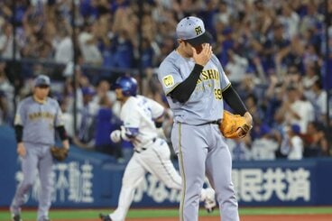 8回、宮﨑(中央)に痛恨の2ランを浴びた阪神・石井(右)
