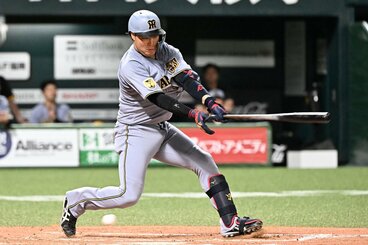 7回、満塁の好機で空振り三振に倒れた阪神・大山