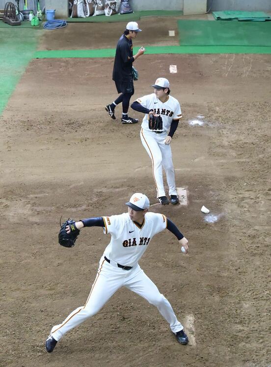 侍ジャパンに出場の竹丸和幸(中)と森田駿哉(手前)はピッチクロックを付けて練習。奥は西舘勇陽