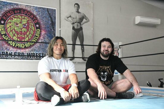 スパーリングを公開した棚橋弘至（左）とウルフアロン