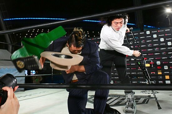 GHC王者・稲村愛輝(左)を松葉杖で急襲するOZAWA