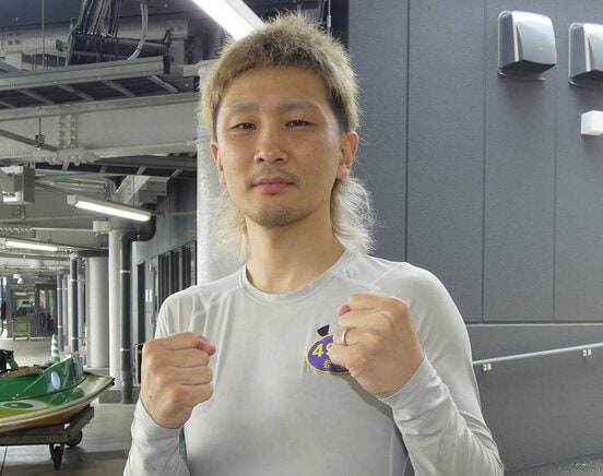 ファイティングポーズを取る岩橋裕馬