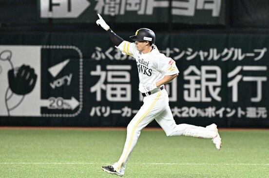 ポーズを決めながらダイヤモンドを一周するソフトバンク・柳田悠岐