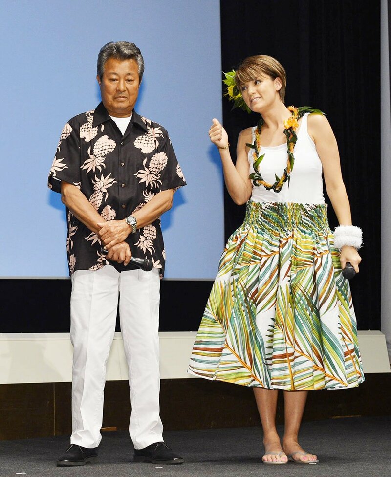 親娘でイベントに出席した故梅宮辰夫さん(左)とアンナ（2012年）