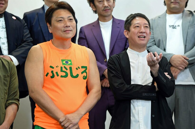 囲み取材に出席した高橋茂雄（右）と八木真澄