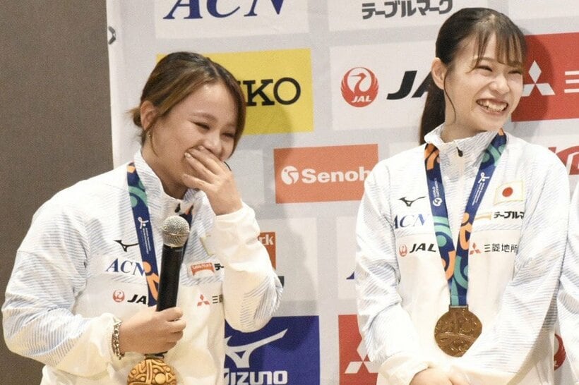 涙を見せる村上茉愛女子強化本部長と笑みを浮かべる杉原愛子（右）