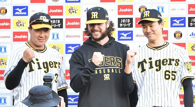  お立ち台に上がる大山悠輔、ウィルカーソン、湯浅京己（東スポWeb）