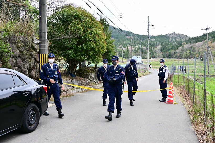 安達優季容疑者の自宅主変を捜査する京都府警