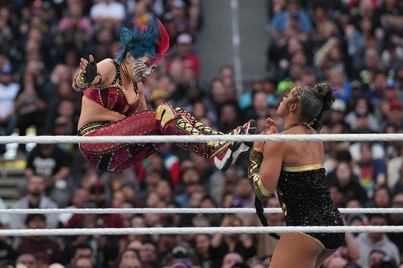 ビアンカをドロップキックで攻めるアスカ（ロイター＝USA　TODAY　Sports)