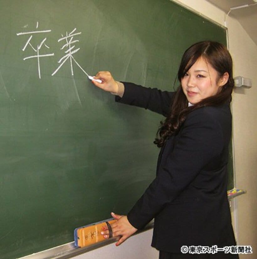 女子高生レスラー・夕陽は、黒板に卒業と書いて笑顔でバイバイ