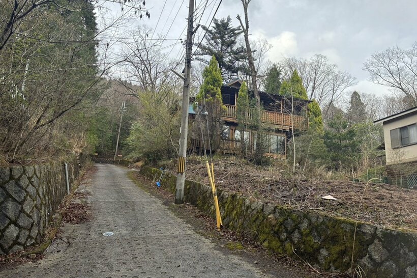 警察が捜索する現場の道