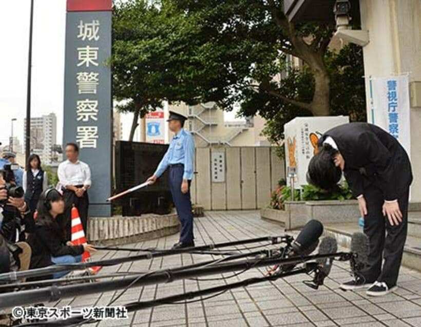 保釈された高橋被告は繰り返し頭を下げた