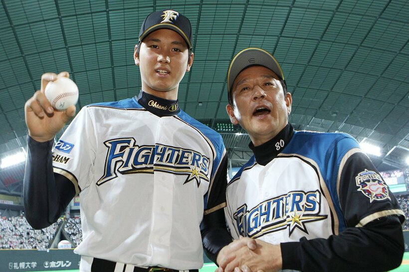 ２０１３年６月、ウィニングボールを手に笑顔の日本ハム・大谷翔平と栗山英樹監督