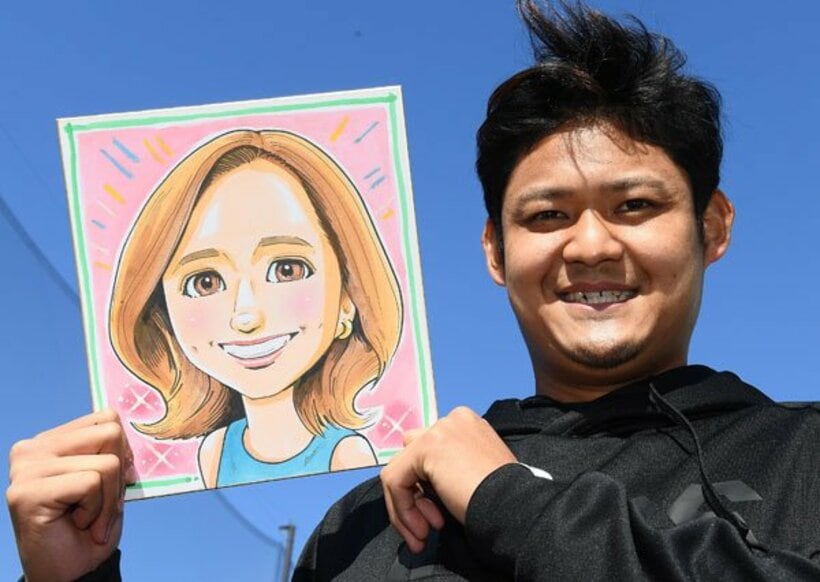  夫人の似顔絵を手に笑顔のソフトＢ・椎野