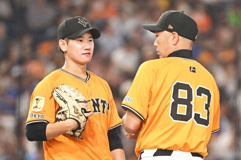 ６回に阿部監督(右)から直接、交代を告げられた巨人の先発・井上温大