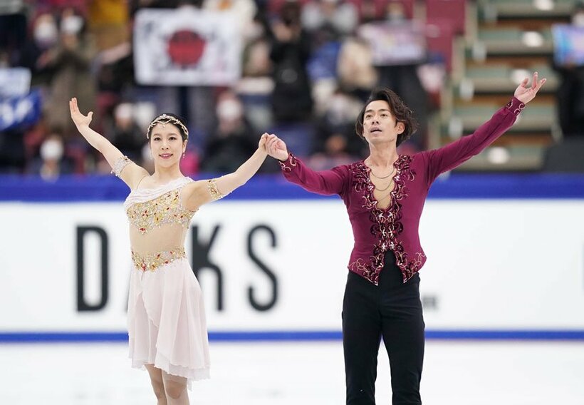  演技を終えて拍手にこたえる村元哉中、高橋大輔組（代表撮影）