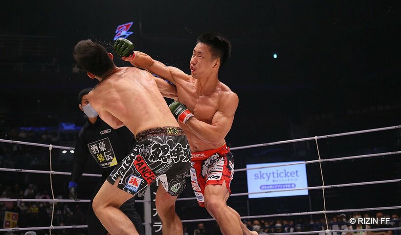  曹竜也(左)を攻める藤田大和