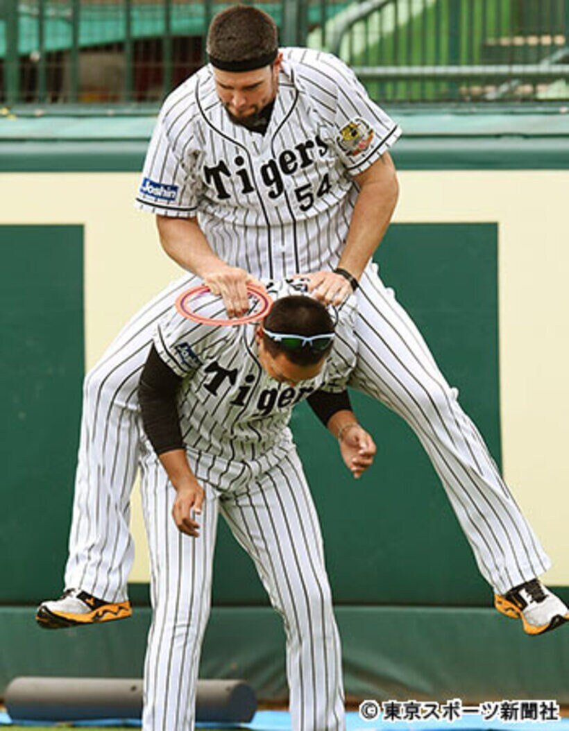 今季初の一軍合流となった秋山（下）に活を入れる？メッセンジャー