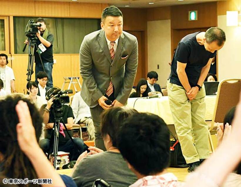  落選した山本氏は支援者の拍手を受けた