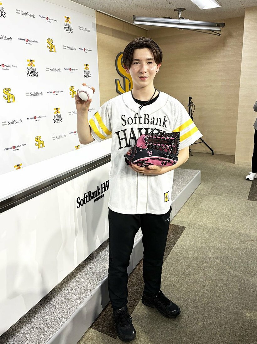 ソフトバンク戦の始球式を行った男子フィギュアスケート・中田璃士