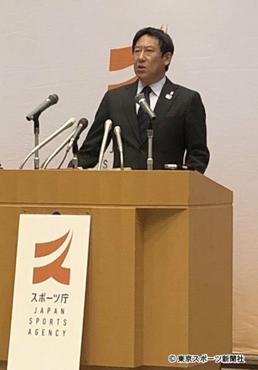  会見を開いた鈴木大地長官