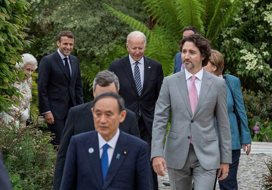  米バイデン大統領（後列中央）は菅首相（前）に東京五輪開催支持を明言したという（ロイター）