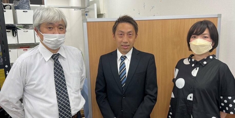  RMUの副代表・藤中慎一郎プロ(左)、女流雀士・だてあずみプロ(右)と田島翔（本人提供）