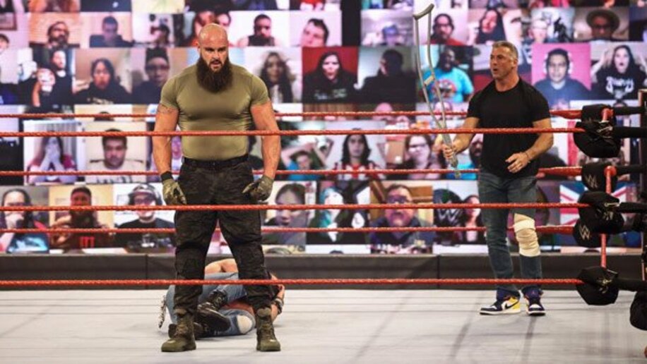  やはり偽装負傷だったシェーン・マクマホン（右）は松葉づえでブラウン・ストローマンを殴った後に逃亡した(©2021 WWE, Inc. All Rights Reserved.)