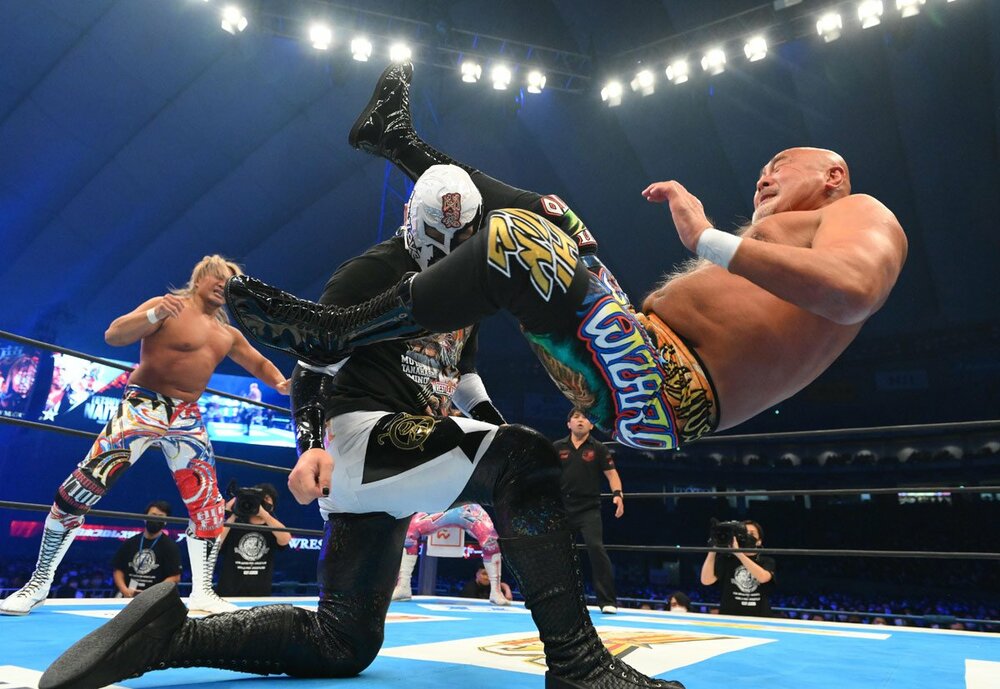 BUSHI(中央)にシャイニングウィザードを決めた武藤敬司