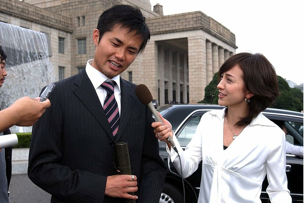 滝クリの直撃を受ける新人時代の杉村太蔵(2005年)