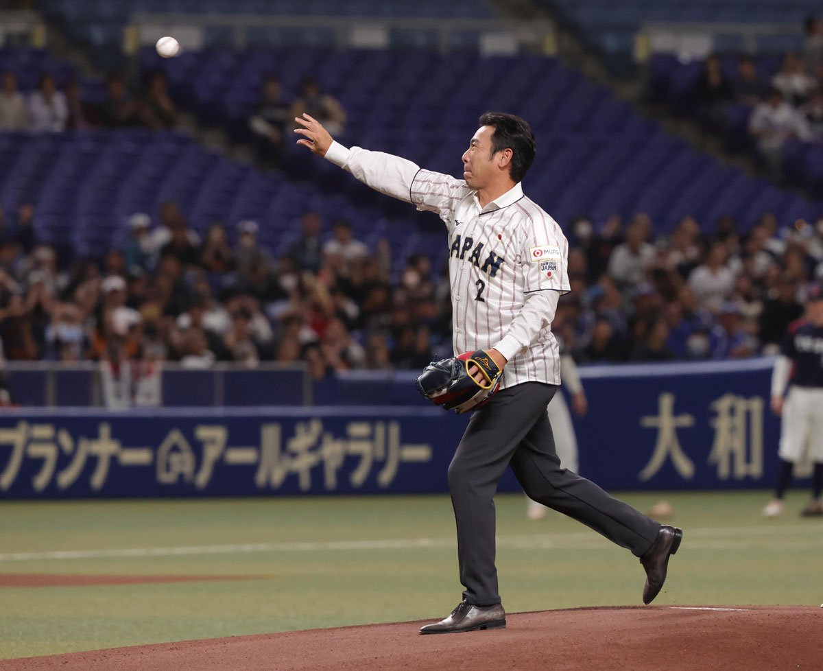 写真：【プレミア12】〝アライバ〟荒木雅博氏が始球式 井端監督に生
