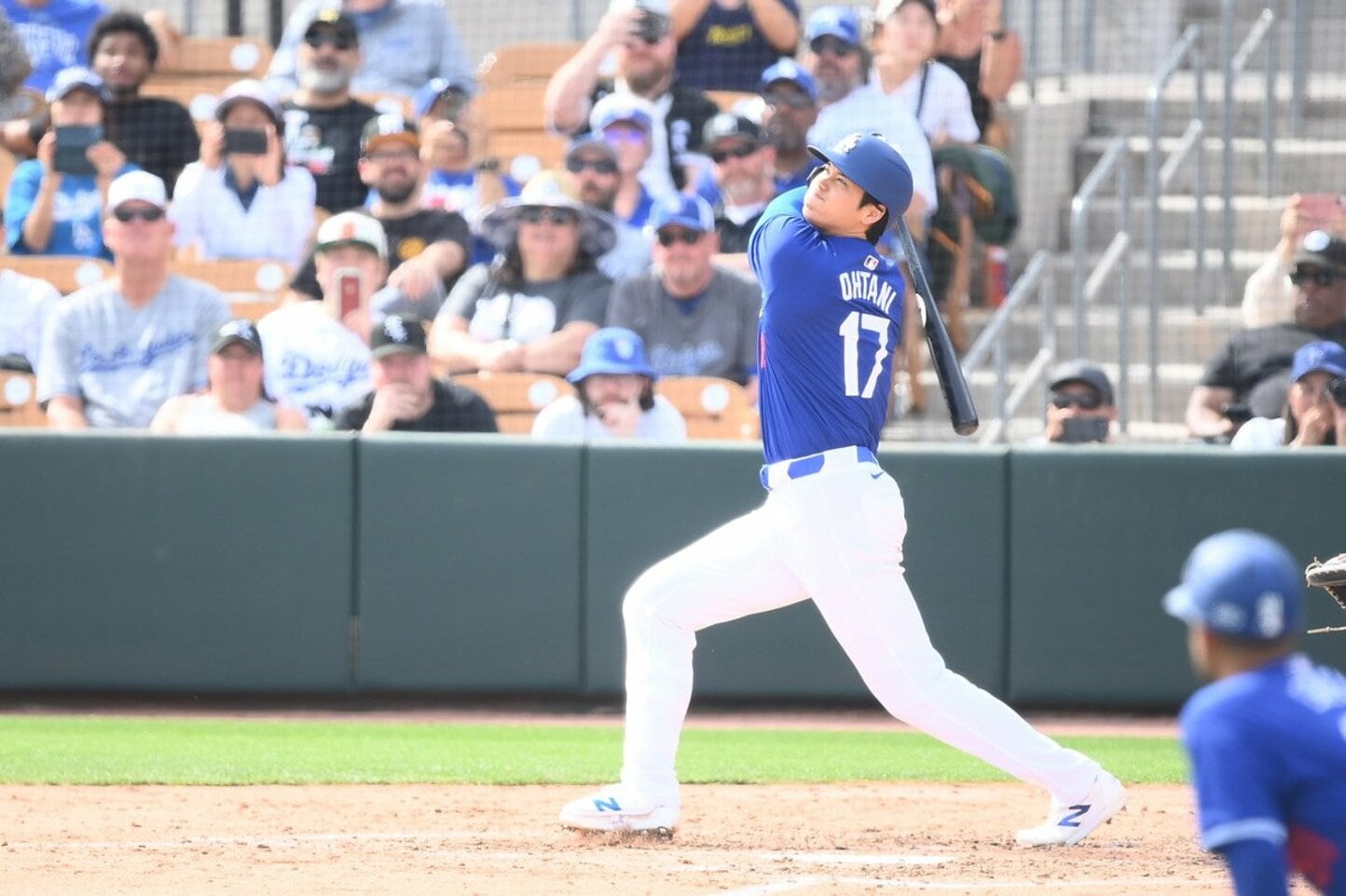 ５回二死二塁、左中間へ移籍１号を放つ大谷
