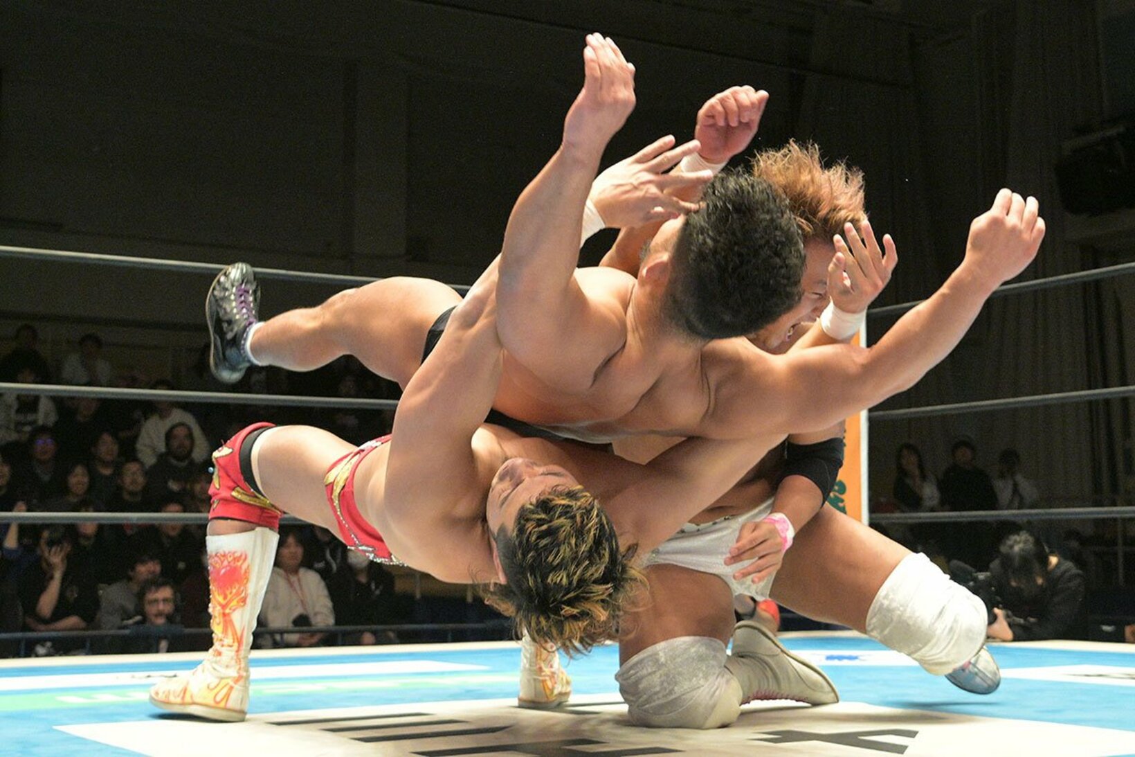 合体技ドラゴンラリアートで永井大貴(中)を沈めた上村優也(下)と海野翔太