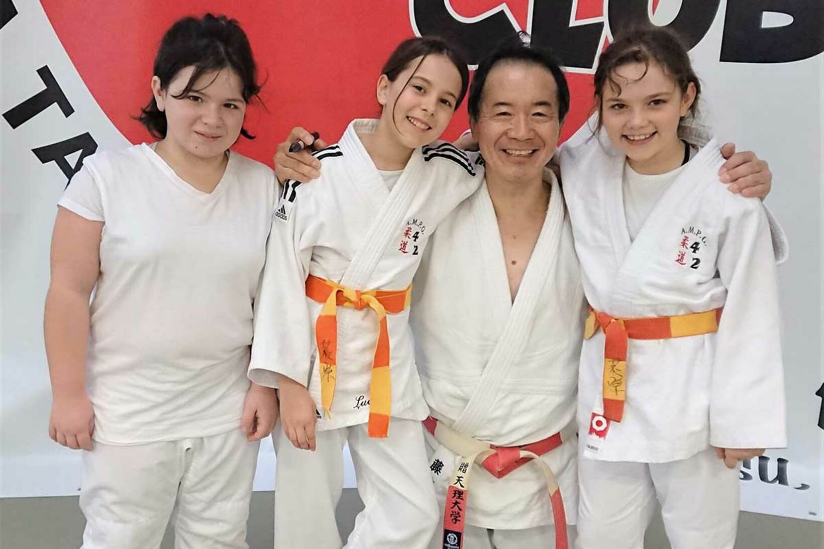 フランスで指導していた子供たちと笑顔を見せる萩原さん（本人提供）