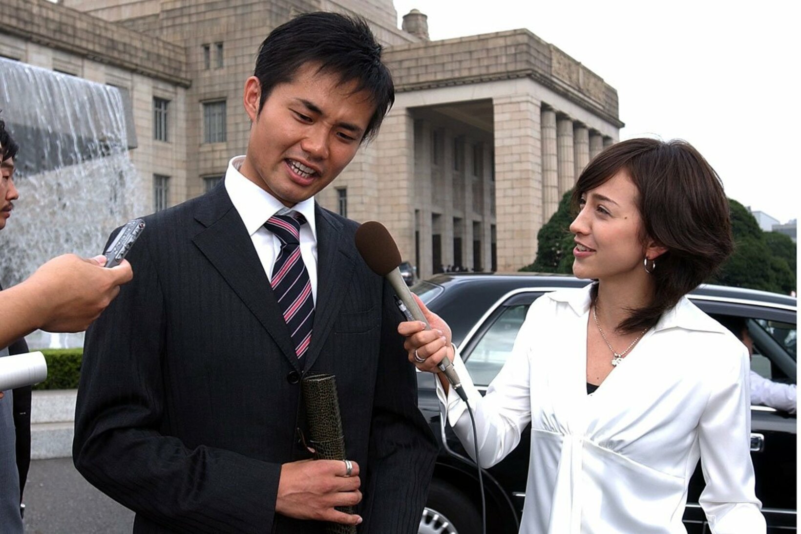 滝クリの直撃を受ける新人時代の杉村太蔵（２００５年）