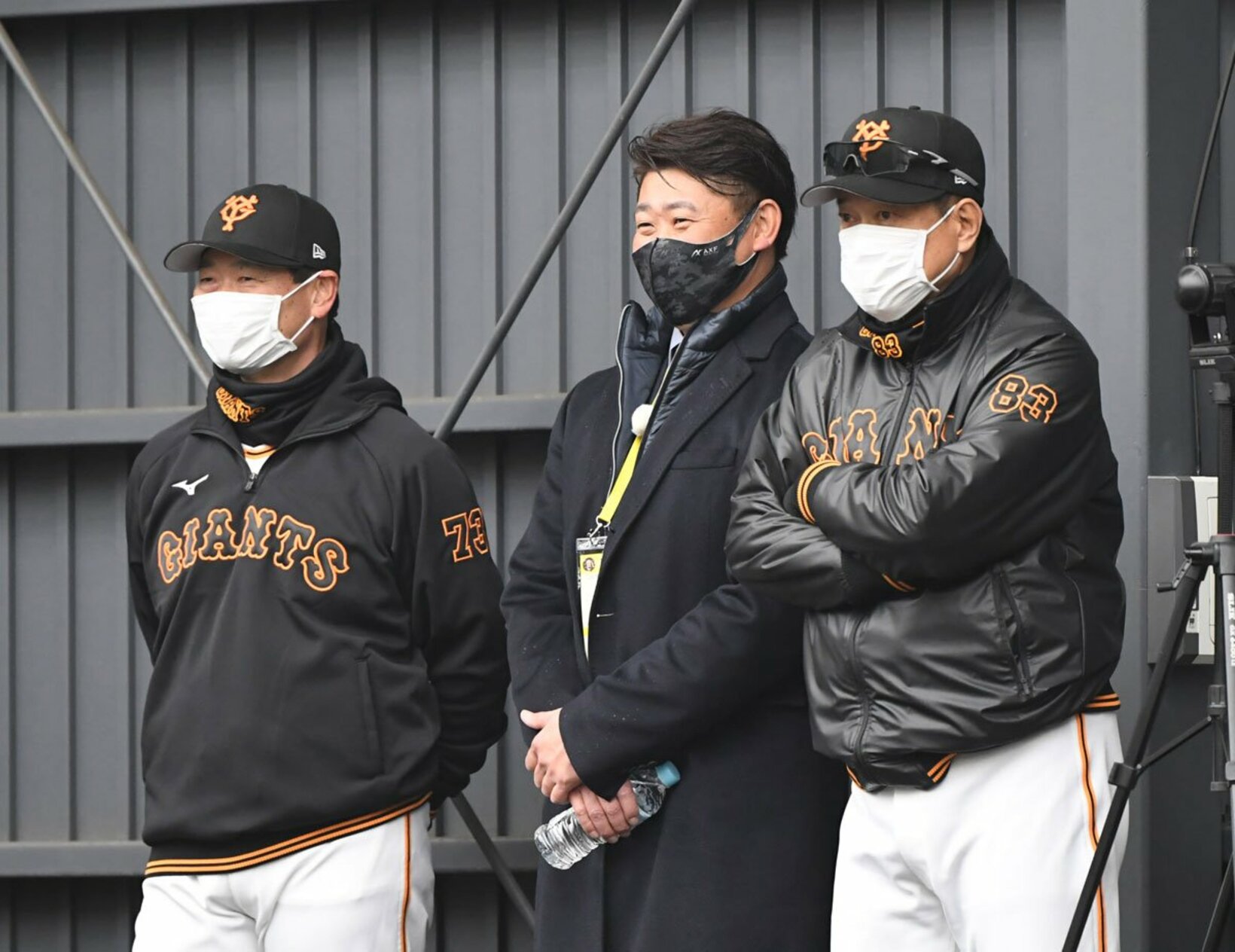 ブルペンで投球を視察する(左から)桑田ファーム総監督、松坂氏、原監督